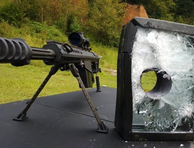 Βίντεο: Θα μπορέσει αλεξίσφαιρο γυαλί να σταματήσει μια σφαίρα .50 cal;